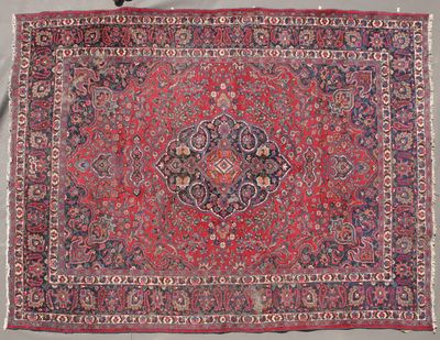 tapis persan antique à motif de médaillon sur fond rouge