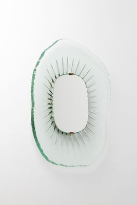 une image représentant un objet blanc et vert posé sur une surface blanche