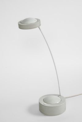 une lampe de table blanche posée sur une surface blanche