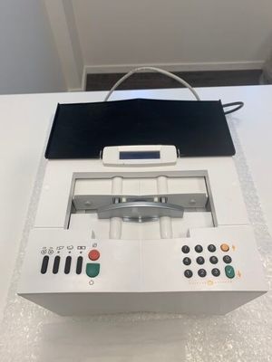 un appareil électronique posé sur une table blanche près d'un mur