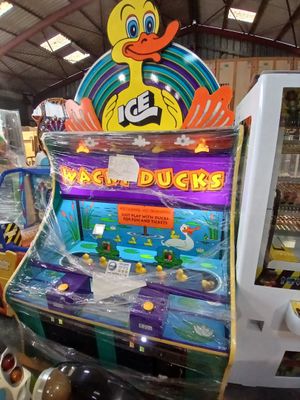 une borne d'arcade en forme de canard dans un magasin de jouets