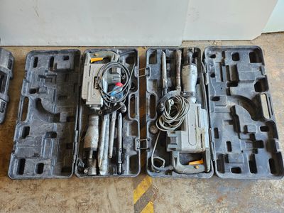 deux outils qui se trouvent dans une mallette posée par terre