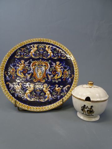 Gien : plat en faïence décor renaissance et sucrier