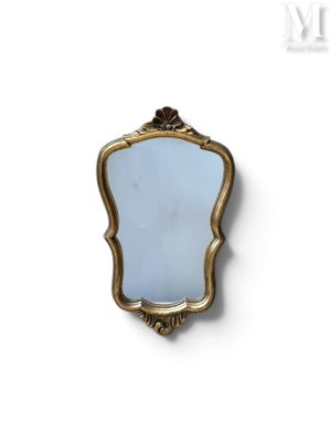 une image d'un miroir encadré d'or sur un mur blanc