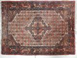 tapis persan antique à motifs géométriques sur fond blanc