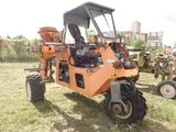 un petit tracteur garé dans l'herbe