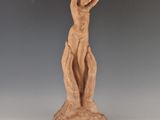 statue d'une femme levant les mains en l'air