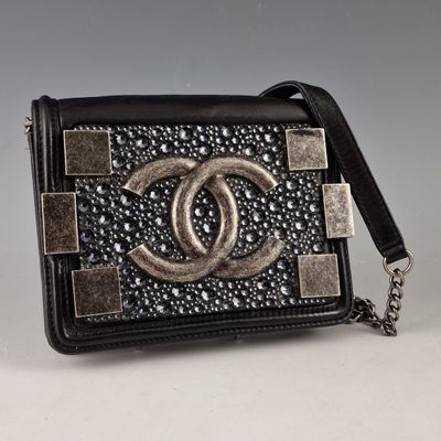 Pochette Chanel à perles noires et argentées