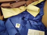 beaucoup de chemises empilées les unes sur les autres sur une table
