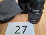 un objectif d'appareil photo et une tasse posés sur une table