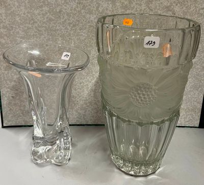 deux vases posés l'un à côté de l'autre sur une table