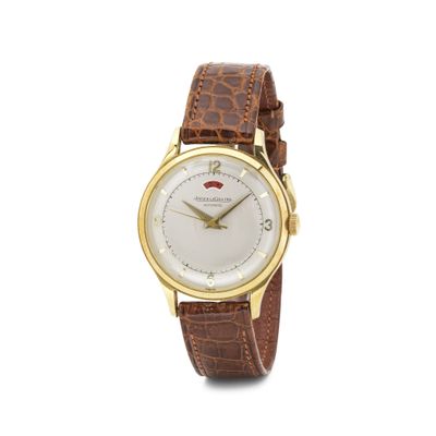 gros plan d'une montre sur fond blanc avec un bracelet marron