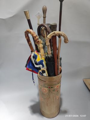 many different types of umbrellas in a cup