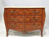 une image d'une commode avec un plateau en marbre