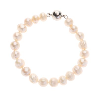 un bracelet de perles blanches avec un fermoir en argent sur fond blanc