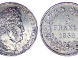 gros plan d'une pièce de monnaie sur fond blanc