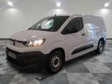 la photo d'une camionnette blanche garée sur un sol en damier