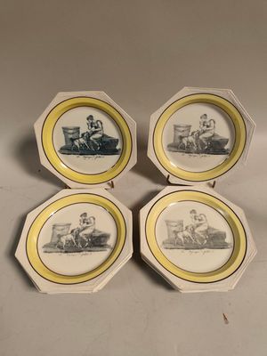 quatre assiettes ornées de photos de personnes, posées sur une table