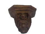 une sculpture en bois représentant une tête de lion accrochée au mur