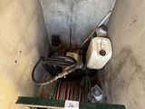 un tuyau posé dans un coin d'un immeuble