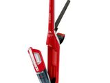 un aspirateur rouge muni d'une poignée noire et d'une poignée rouge