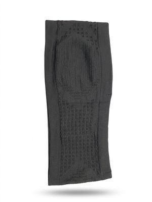 une serviette noire sur fond blanc, avec un fond blanc