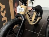 un vélo pour enfant exposé dans un magasin