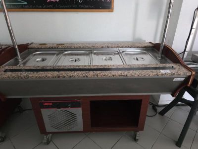 une table de buffet sur laquelle sont posés trois plats, dans un restaurant
