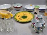 une table sur laquelle sont posées de nombreuses tasses et assiettes