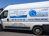 une camionnette blanche garée dans un parking