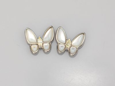 une paire de boucles d'oreilles papillon en nacre