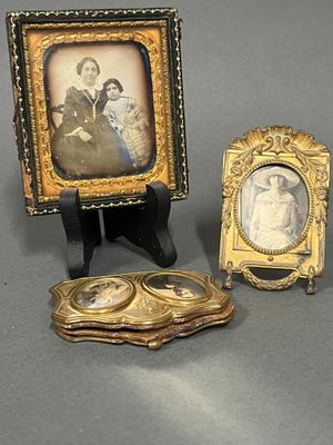 trois cadres anciens et une petite photo représentant un homme et une femme