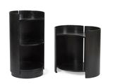 une paire de tables d'appoint rondes noires sur fond blanc