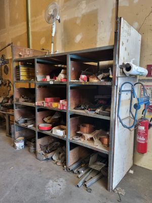 une pièce avec de nombreuses étagères remplies d'objets divers
