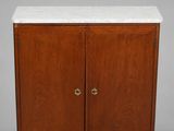 une armoire en bois avec un plan de travail en marbre et deux portes