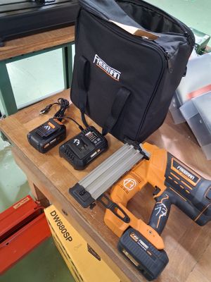 deux outils posés sur une table sur laquelle se trouve un sac