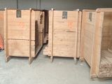 de nombreuses caisses en bois alignées dans un entrepôt