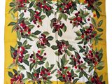 une écharpe jaune ornée de cerises et de feuilles
