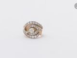 gros plan d'une bague en diamant sur une surface blanche