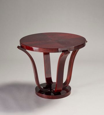 une table ronde avec un piètement et un plateau en bois