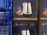 Plusieurs cartons de cafetières sont empilés les uns sur les autres