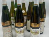 plusieurs bouteilles de vin sont alignées sur une table