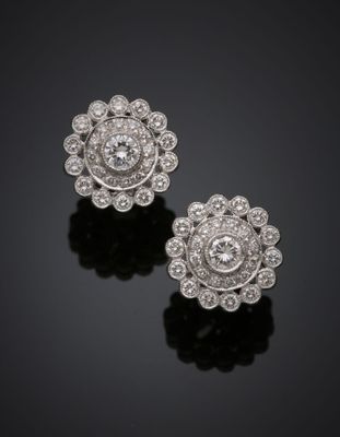 Paire de CLOUS d'OREILLES circulaires en or gris (750°/°°) f…