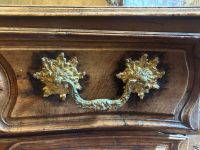 10561-25 / CH COL / Commode tombeau en noyer ouvrant par tro… (photo 5)