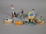 un grand nombre de figurines posées sur une table