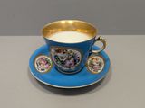gros plan d'une tasse et d'une soucoupe sur une table