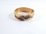 un gros plan d'une bague en or ornée d'un dragon