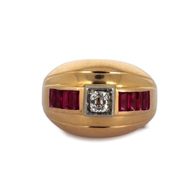 un gros plan sur une bague en or sertie d'un diamant et de rubis