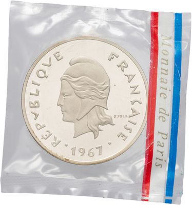 un gros plan d'une pièce de monnaie dans un sachet en plastique sur fond blanc