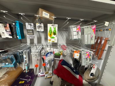 de nombreux articles à vendre sur les étagères du magasin